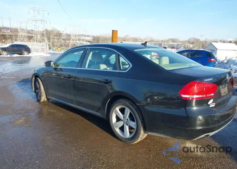 2013 Volkswagen Passat 2.5L Se z USA, uszkodzony, nr VIN 1VWBP7A3XDC125272